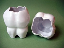 Zahnbecher / Zahnvase aus Porzellan